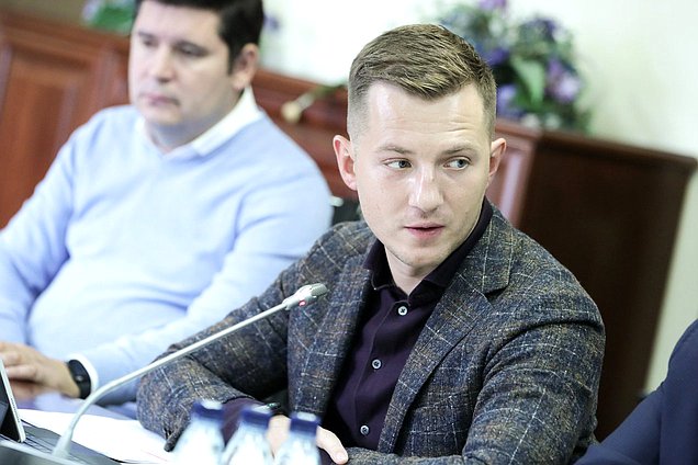 Председатель Комитета по молодежной политике Артем Метелев
