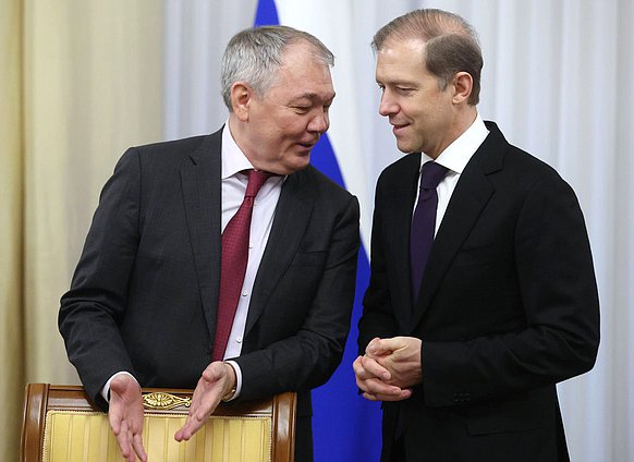 Председатель Комитета по делам СНГ, евразийской интеграции и связям с соотечественниками Леонид Калашников и Первый заместитель Председателя Правительства РФ Денис Мантуров