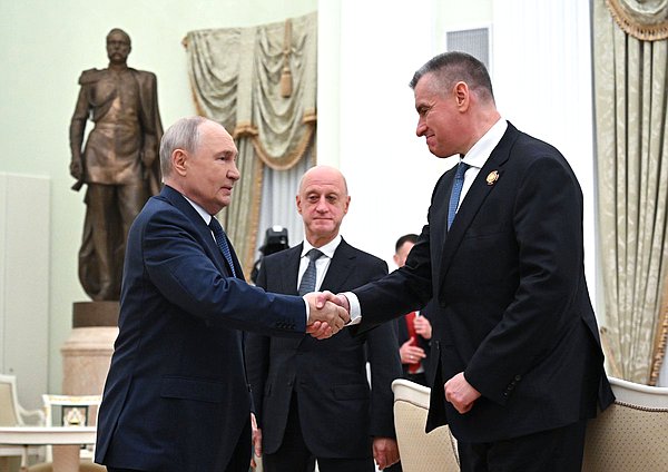 Президент РФ Владимир Путин, Первый заместитель Председателя партии "Справедливая Россия" Александр Бабаков и Председатель ЛДПР Леонид Слуцкий. Фото: пресс-служба Президента РФ