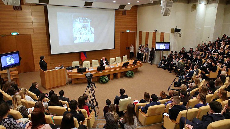 Лекция «Литература из первых уст» литератора Сергея Николаевича. Тема выступления - «Стоп-кадр. Ностальгия» и другие проекты книгоиздания. 
