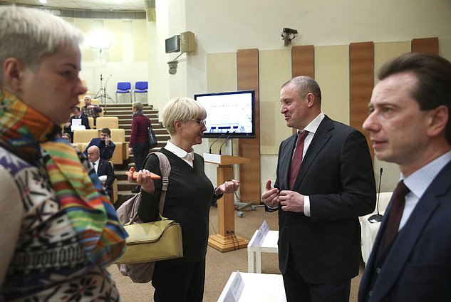 Советник губернатора Московской области на общественных началах по вопросам регулирования численности безнадзорных домашних животных и гуманного к ним отношения Илона Броневицкая, заместитель Министра природных ресурсов и экологии РФ Иван Валентик и Председатель Комитета по экологии и охране окружающей среды Владимир Бурматов