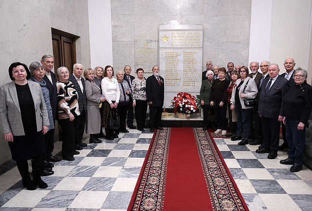 Возложение цветов ветеранами Минэкономразвития к памятной доске работников Госплана СССР