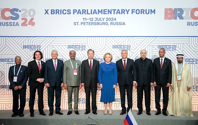 Sesión plenaria "La dimensión parlamentaria de los BRICS: perspectivas de fortalecimiento de la cooperación interparlamentaria"