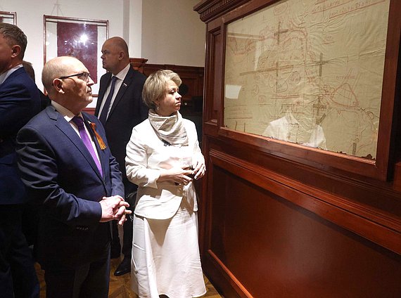 Участники Совета законодателей РФ осмотрели экспозицию патриотического объединения «Ленрезерв» о жизни блокадного Ленинграда
