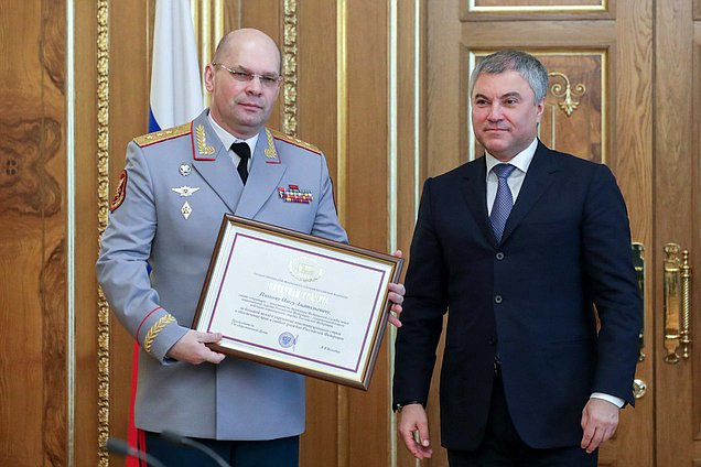 Председатель Государственной Думы Вячеслав Володин и Статс-секретарь – заместитель директора Федеральной службы войск национальной гвардии Российской Федерации – главнокомандующего войсками национальной гвардии Российской Федерации Олег Плохой