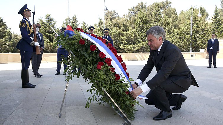 Возложение венка к Вечному огню на Аллее Шехидов