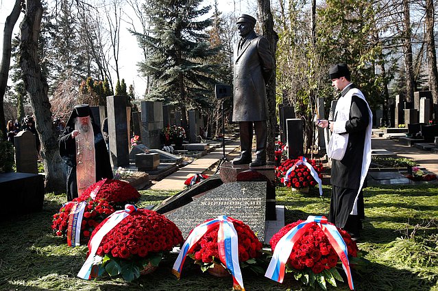 Открытие памятника В.В. Жириновскому на Новодевичьем кладбище