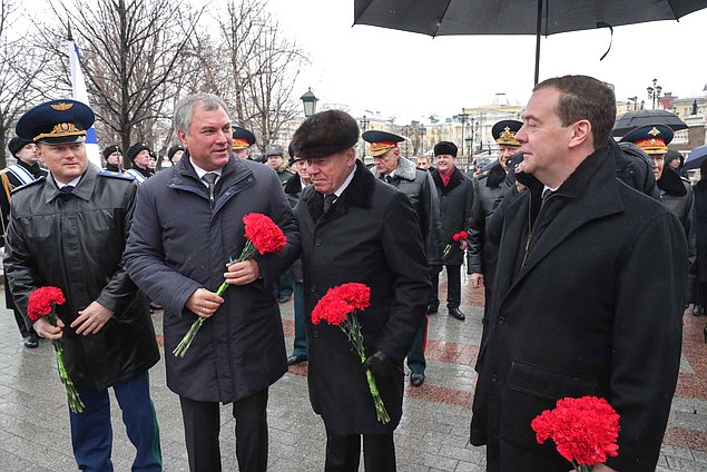 Заместитель главы Совета безопасности РФ Дмитрий Медведев и Председатель Государственной Думы Вячеслав Володин
