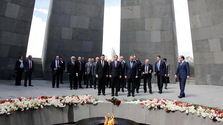 Возложение венка к Мемориалу жертвам геноцида армян 1915г.