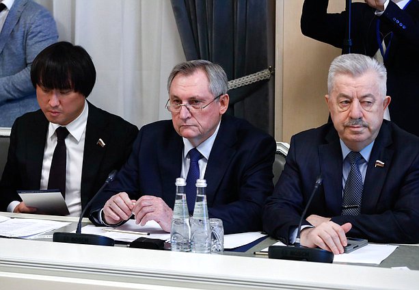 Председатель Комитета по туризму и развитию туристической инфраструктуры Сангаджи Тарбаев, Председатель Комитета по энергетике Николай Шульгинов и Первый заместитель Председателя Комитета по делам СНГ, евразийской интеграции и связям с соотечественниками Виктор Водолацкий