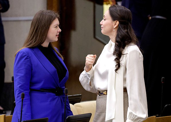 Заместитель Председателя Комитета по развитию гражданского общества, вопросам общественных и религиозных объединений Ольга Занко и заместитель Председателя Комитета по молодежной политике Юлия Саранова