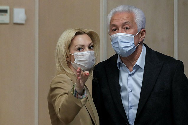 Заместитель Председателя Государственной Думы VII созыва Ольга Тимофеева и избранный депутат Государственной Думы VIII созыва Владимир Васильев (партия «Единая Россия»)