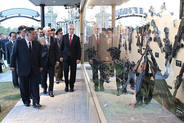 Министр обороны РФ Андрей Белоусов, Председатель Государственной Думы Вячеслав Володин и Председатель Государственных дел Корейской Народно-Демократической Республики Ким Чен Ын. Церемония открытия Мемориального комплекса и Музея боевых подвигов героев зарубежной военной операции