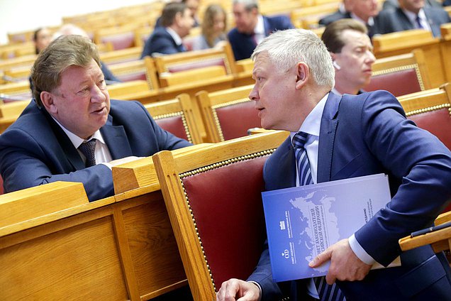Председатель Комитета по аграрным вопросам Владимир Кашин и Председатель Комитета по безопасности и противодействию коррупции Василий Пискарев