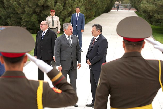 Laying flowers at Monument of Independence and Humanism in Tashkent