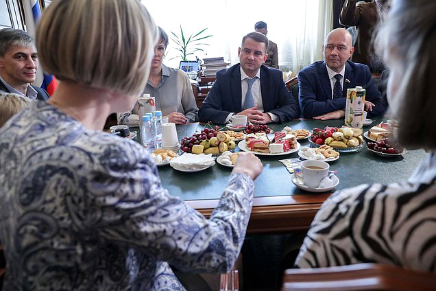 Председатель Комитета по труду, социальной политике и делам ветеранов Ярослав Нилов и заместитель Председателя Комитета по развитию гражданского общества, вопросам общественных и религиозных объединений Олег Леонов