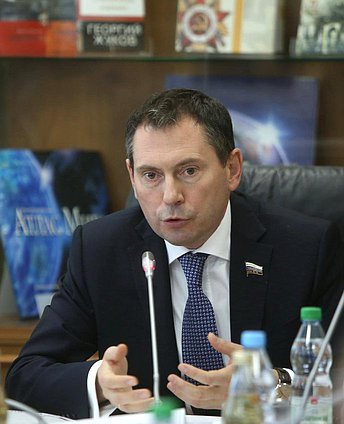Круглый стол Комитета Государственной Думы по экономической политике, инновационному развитию и предпринимательству:обсуждение законопроекта о коллекторской деятельности. 

