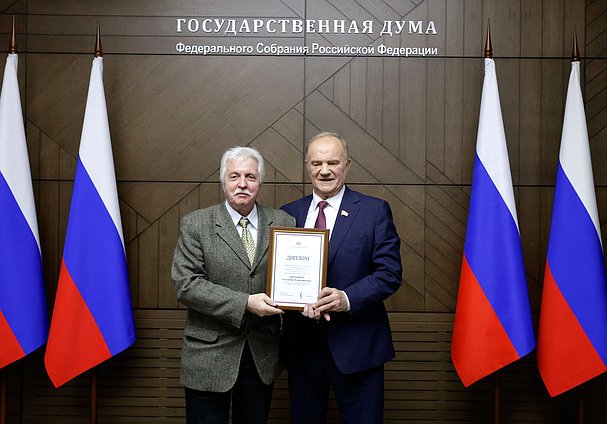 Руководитель фракции КПРФ Геннадий Зюганов и кинооператор Дирекции информационных программ АО «Первый канал» Александр Анненков