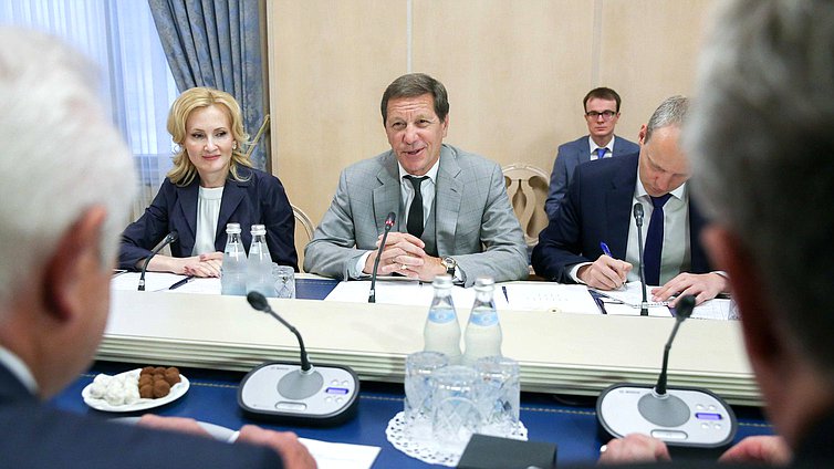 Первый заместитель Председателя Государственной Думы Александр Жуков и заместитель Председателя Государственной Думы Ирина Яровая