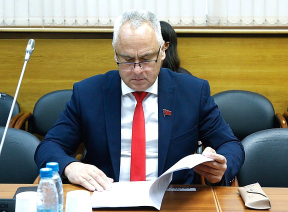 Член Комитета по бюджету и налогам Евгений Бессонов