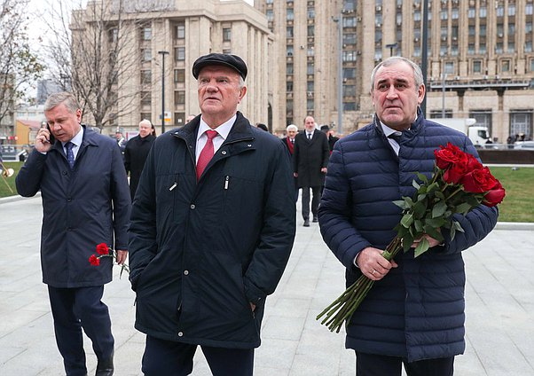 Руководитель фракции КПРФ Геннадий Зюганов и руководитель фракции «Единая Россия» Сергей Неверов