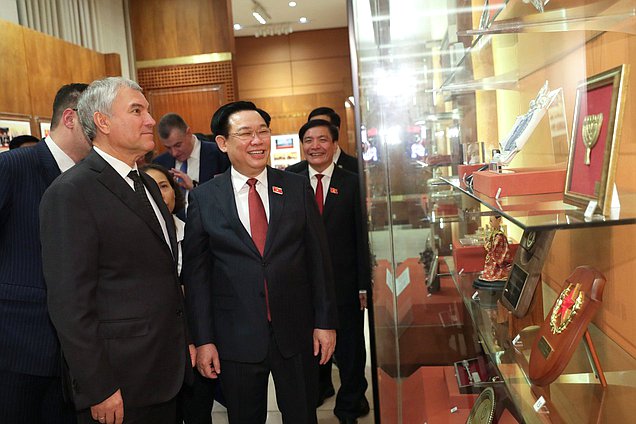 Jefe de la Duma Estatal Vyacheslav Volodin y Presidente de la Asamblea Nacional de la República Socialista de Vietnam Vuong Dinh Hue