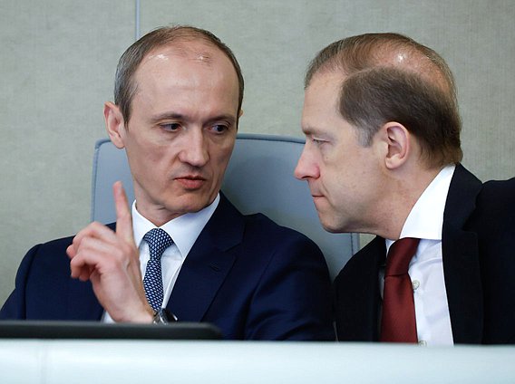 Заместитель Председателя Правительства - руководитель Аппарата Правительства РФ Дмитрий Григоренко и Первый заместитель Председателя Правительства РФ Денис Мантуров