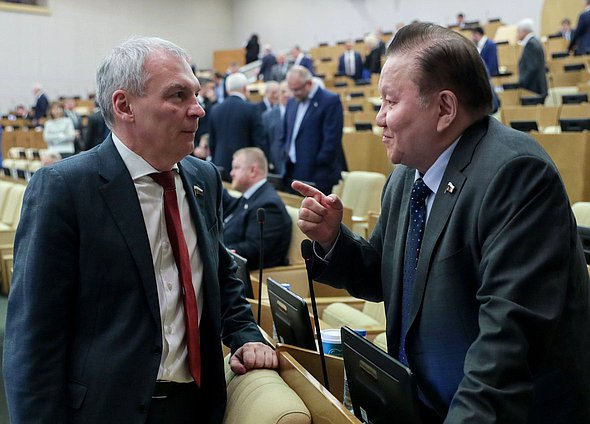 Заместитель Председателя Комитета по транспорту и развитию транспортной инфраструктуры Юрий Григорьев и Первый заместитель Председателя Комитета по охране здоровья Федот Тумусов