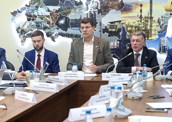 Первый заместитель Председателя Комитета по экономической политике Денис Кравченко и Председатель Комитета по экономической политике Максим Топилин