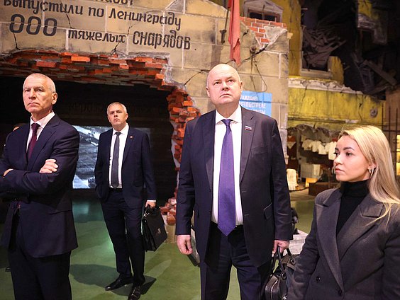 Участники Совета законодателей РФ осмотрели экспозицию патриотического объединения «Ленрезерв» о жизни блокадного Ленинграда