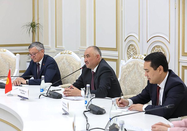 Председатель Жогорку Кенеша Киргизской Республики Нурланбек Тургунбек уулу (в центре)