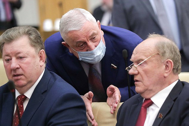 Председатель Комитета по аграрным вопросам Владимир Кашин, Председатель Комитета по региональной политике и проблемам Севера и Дальнего Востока Николай Харитонов и руководитель фракции КПРФ Геннадий Зюганов