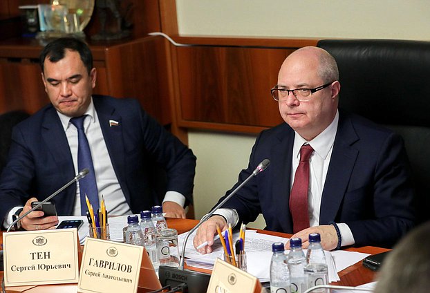 Председатель Комитета по вопросам собственности, земельным и имущественным отношениям Сергей Гаврилов и Первый заместитель Председателя Комитета Сергей Тен