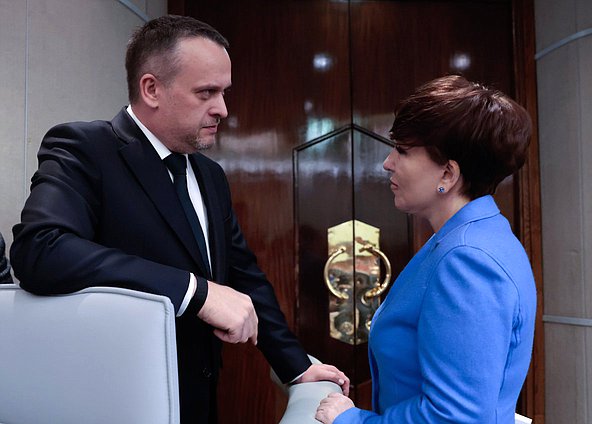 Кандидат на должность заместителя Председателя Правительства РФ Андрей Никитин и Председатель Комитета по региональной политике и местному самоуправлению Ирина Гусева