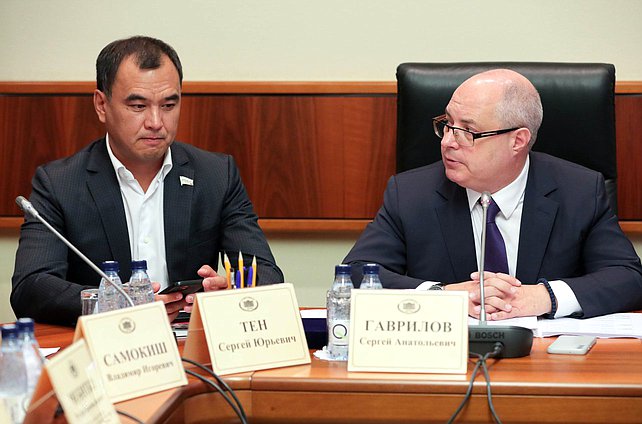 Председатель Комитета по вопросам собственности, земельным и имущественным отношениям Сергей Гаврилов и Первый заместитель Председателя Комитета Сергей Тен