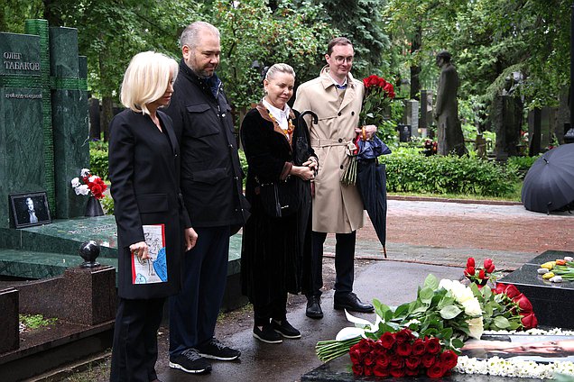 Возложение цветов к могиле Станислава Говорухина
