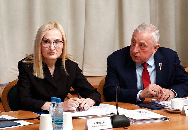 Заместитель Председателя Государственной Думы Ирина Яровая и Председатель Комитета по развитию Дальнего Востока и Арктики Николай Харитонов