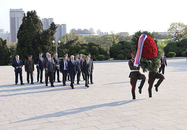 Председатель Государственной Думы Вячеслав Володин возложил венок к монументу "Освобождение"