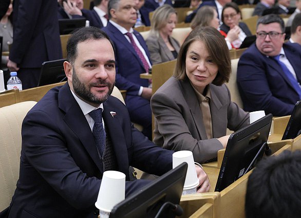 Первый заместитель Председателя Комитета по науке и высшему образованию Александр Мажуга и Первый заместитель Председателя Комитета по малому и среднему предпринимательству Альфия Когогина