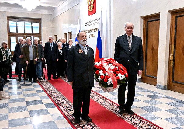 Возложение цветов ветеранами Минэкономразвития к памятной доске работников Госплана СССР