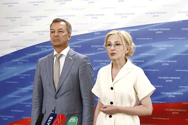 Первый заместитель Председателя Совета Федерации Андрей Яцкин и заместитель Председателя Государственной Думы Ирина Яровая