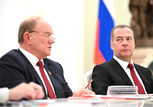 Лидер КПРФ Геннадий Зюганов и Председатель партии "Единая Россия" Дмитрий Медведев. Фото: пресс-служба Президента РФ