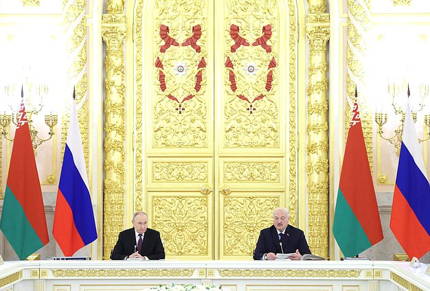 Президент РФ Владимир Путин и Президент Республики Беларусь Александр Лукашенко