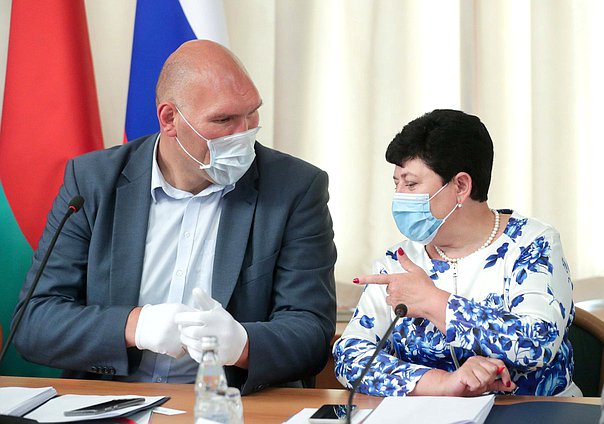 Первый заместитель Председателя Комитета по экологии и охране окружающей среды Николай Валуев и член Комитета по культуре Ольга Германова