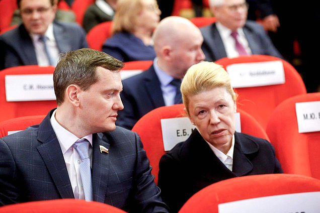 Член Комитета по государственному строительству и законодательству Даниил Бессарабов и член Совета Федерации Елена Мизулина