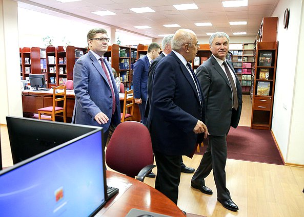 Председатель Государственной Думы Вячеслав Володин, член Комитета по труду, социальной политике и делам ветеранов Андрей Исаев и ректор Санкт-Петербургского Гуманитарного Университета профсоюзов Александр Запесоцкий