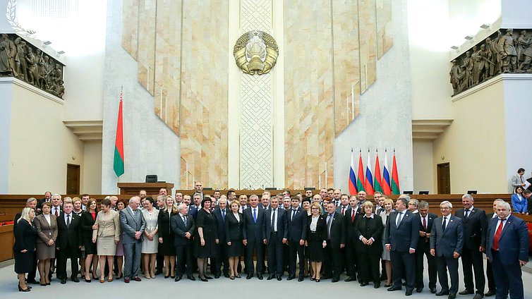 Совместное фотографирование после окончания заседания 52-й сессии Парламентского Собрания Союза Беларуси и России. Автор фото: Марат Абулхатин/Фотослужба Государственной Думы