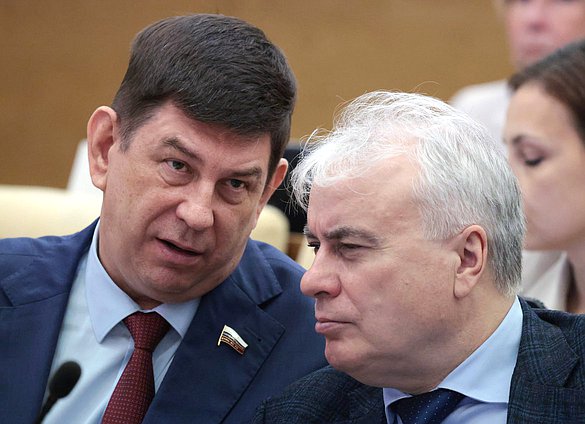 Член Комитета по просвещению Виктор Смирнов и Первый заместитель Председателя Комитета по энергетике Павел Завальный