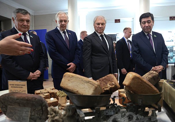Председатель Государственной Думы Вячеслав Володин, Председатель Палаты представителей Национального собрания Республики Беларусь Игорь Сергеенко и Спикер Законодательной палаты Олий Мажлиса Республики Узбекистан Нуриддин Исмоилов. Осмотр выставки "Хлеб - невидимая сила Победы"