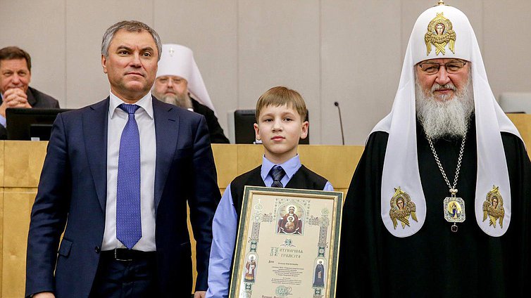 Председатель Государственной Думы Вячеслав Володин и Патриарх Московский и всея Руси Кирилл во время награждения победителей конкурса детских рисунков "Красота Божьего мира" в рамках открытия V Рождественских Парламентских встреч. Фото: Анна Исакова/Фотослужба Государственной Думы